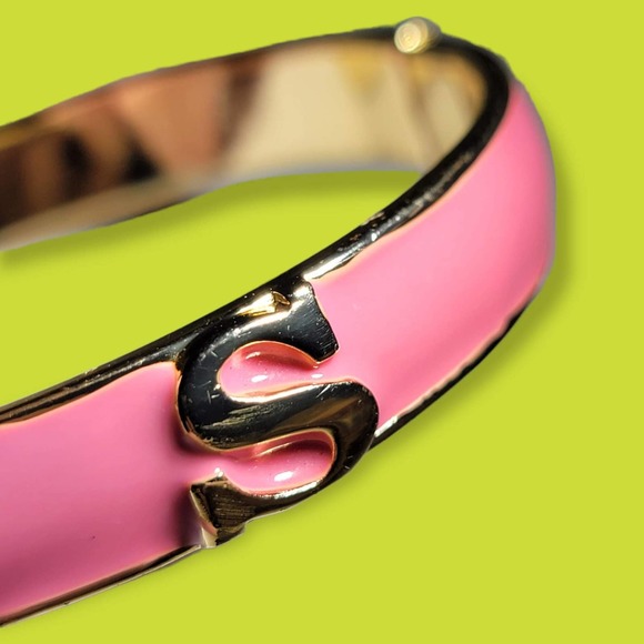 Gold tone and pink clasp bracelet with the initial "S" - Picture 11 of 14
